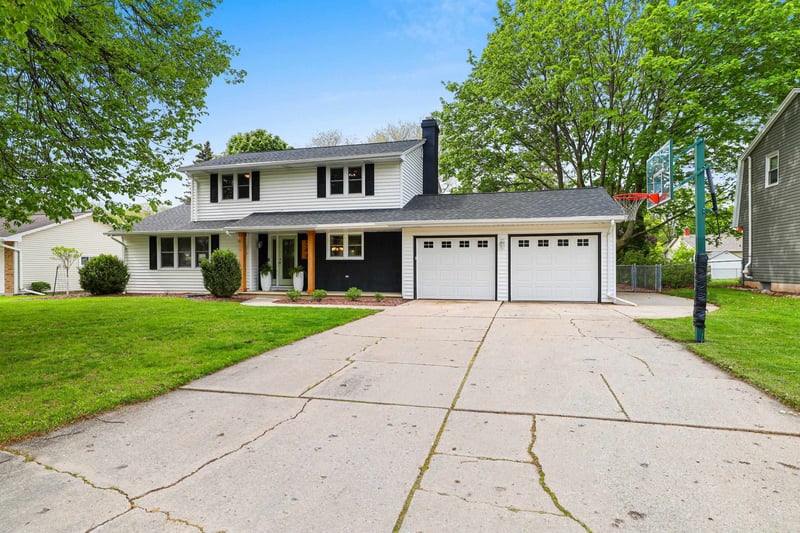 544 Hilltop Dr, Green Bay, WI 54301-2718