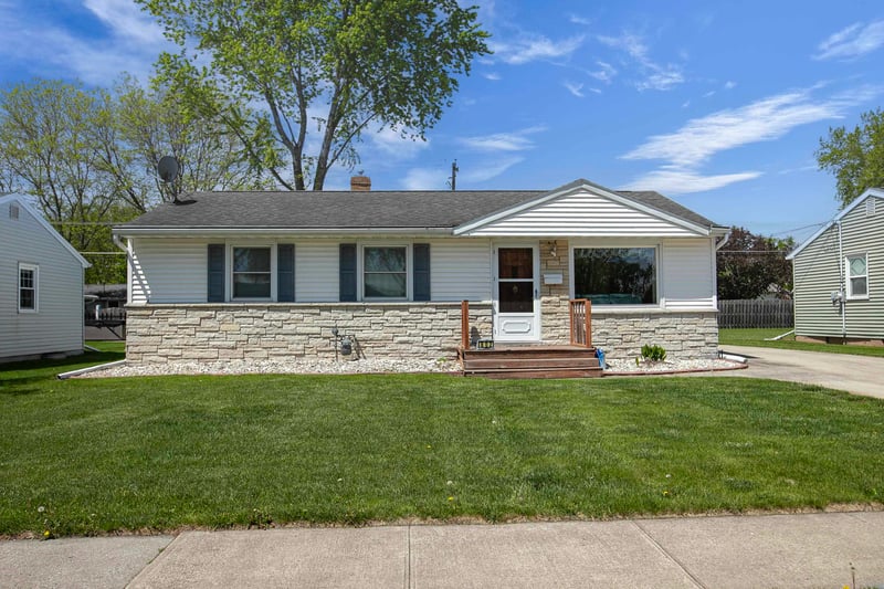 802 Suburban Dr, De Pere, WI 54115