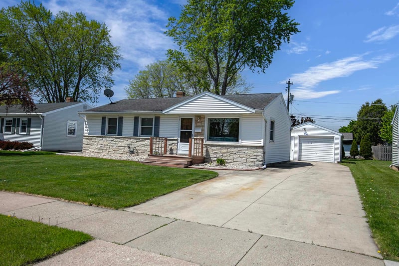 802 Suburban Dr, De Pere, WI 54115