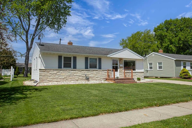 802 Suburban Dr, De Pere, WI 54115
