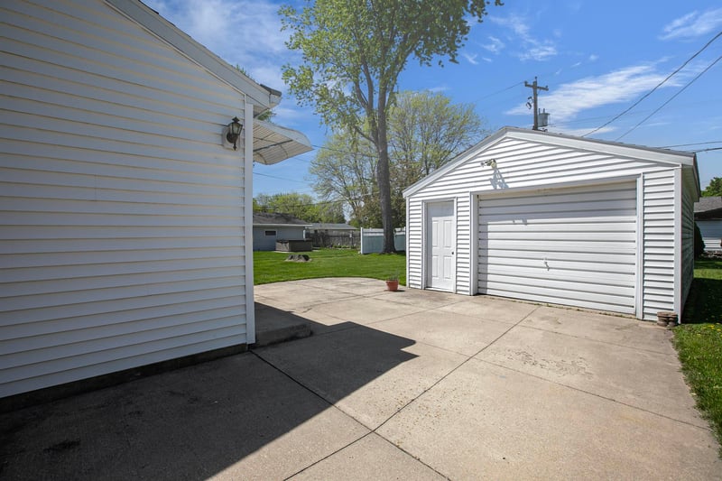 802 Suburban Dr, De Pere, WI 54115