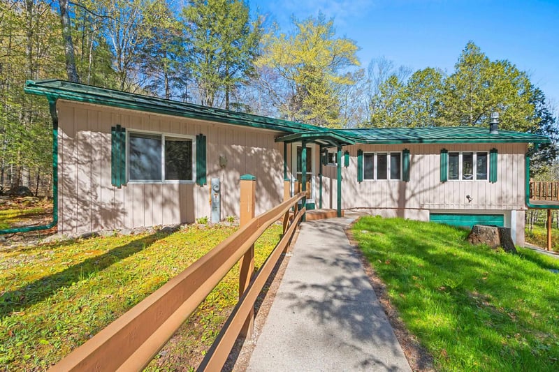W11430 Riverside Rd, Marion, WI 54950