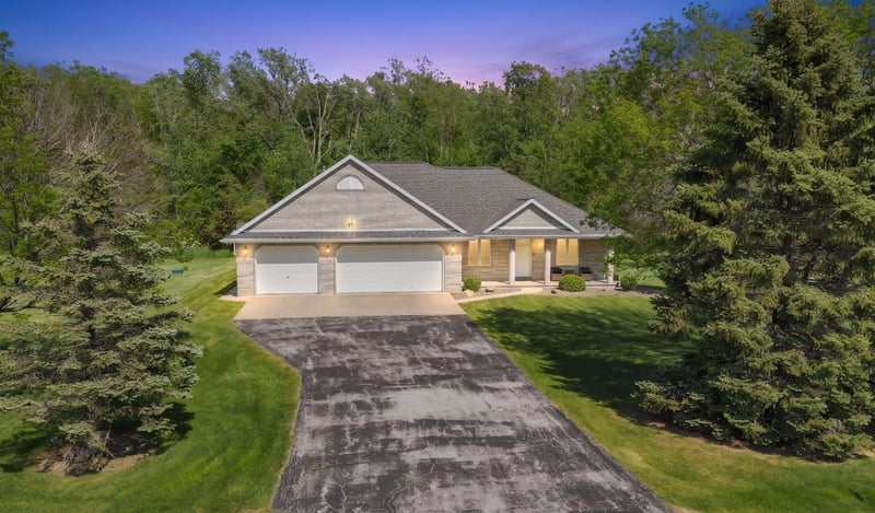 5543 River Oaks Dr, De Pere, WI 54115