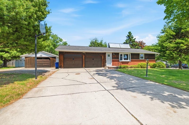 1532 North Rd, Green Bay, WI 54313-5761