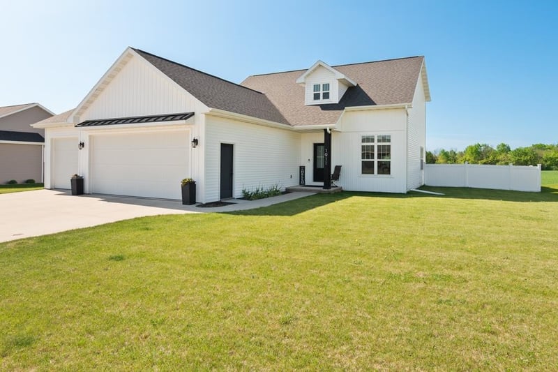 1911 White Dove Ln, Kaukauna, WI 54130
