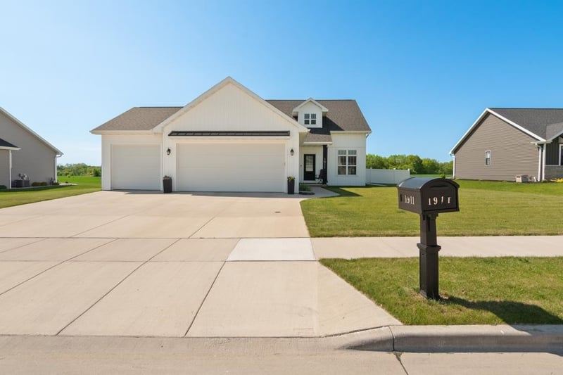 1911 White Dove Ln, Kaukauna, WI 54130