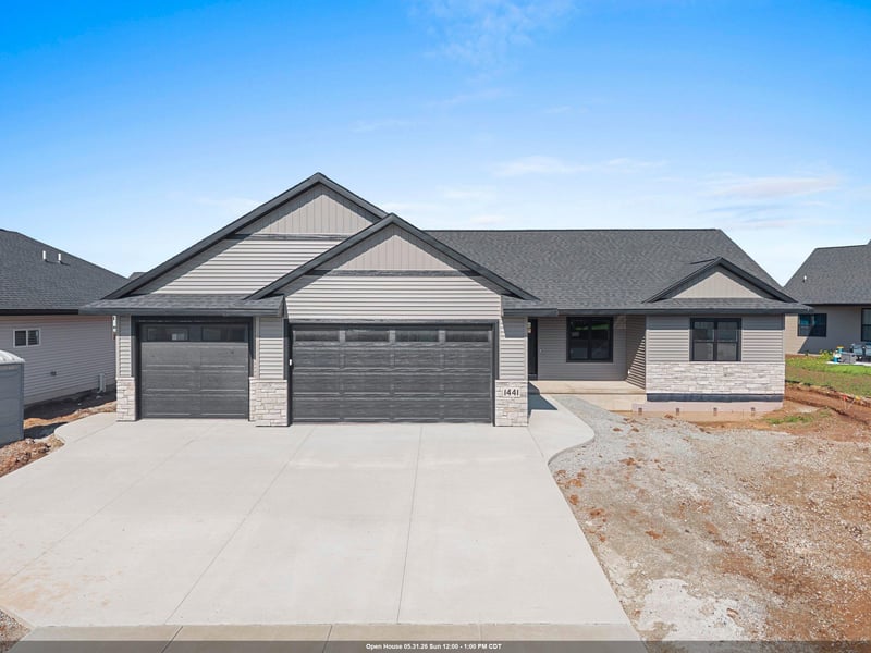1441 Crossroads Dr, De Pere, WI 54115