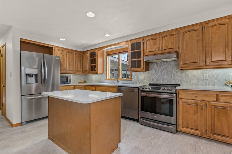 2714 Elmwood Ct, Appleton, WI 54911-2225