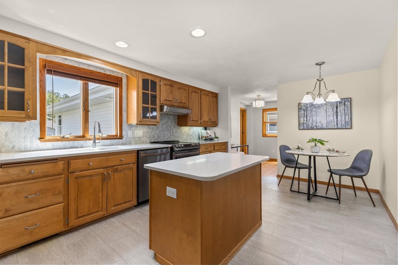 2714 Elmwood Ct, Appleton, WI 54911-2225