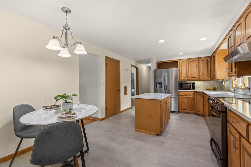 2714 Elmwood Ct, Appleton, WI 54911-2225