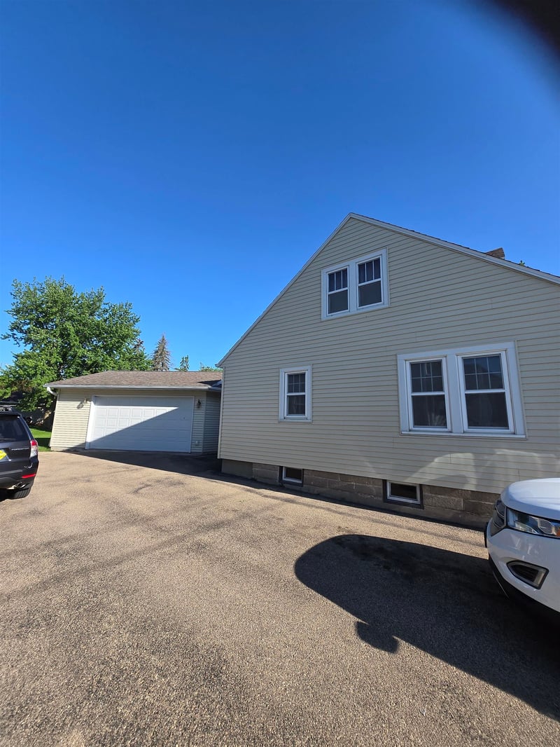 139 5th St, Hilbert, WI 54129