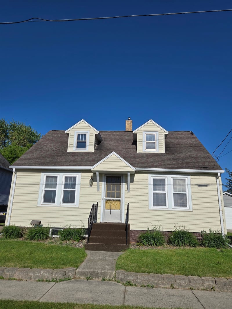 139 5th St, Hilbert, WI 54129