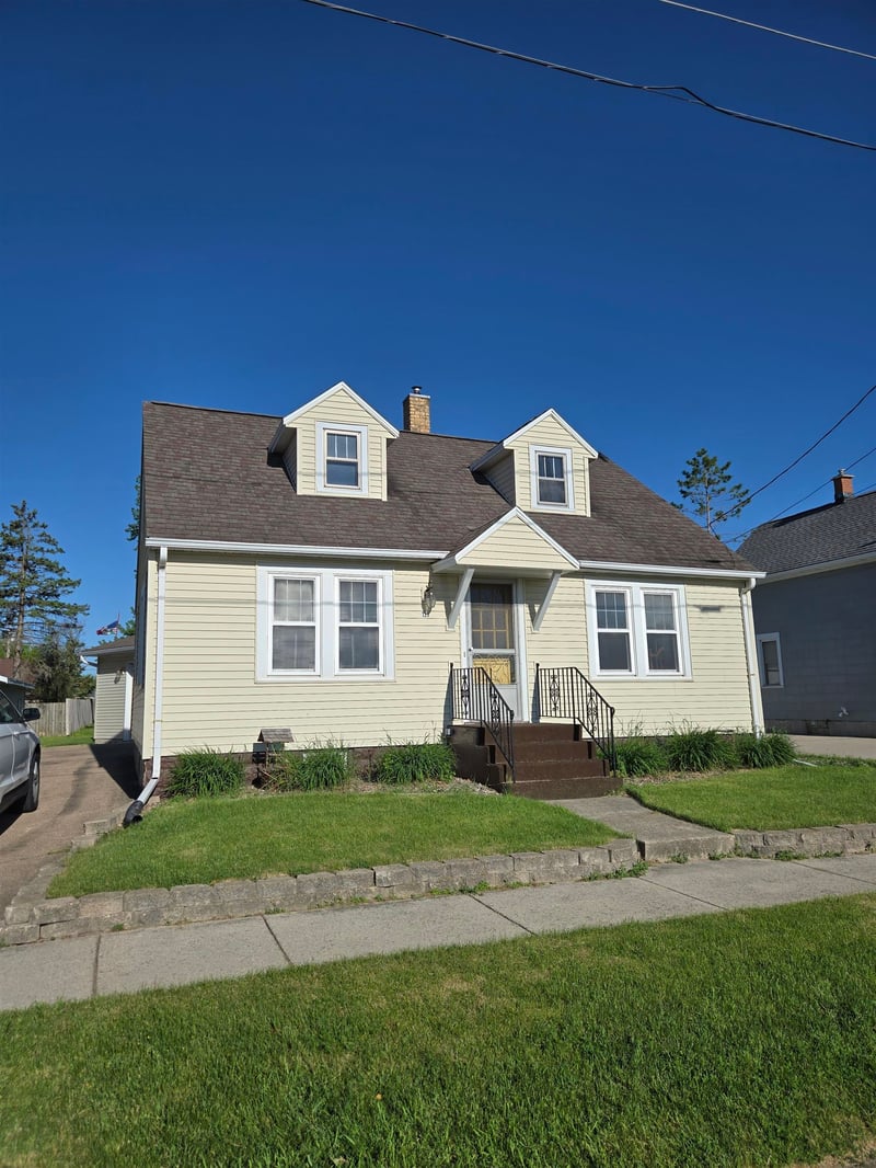 139 5th St, Hilbert, WI 54129
