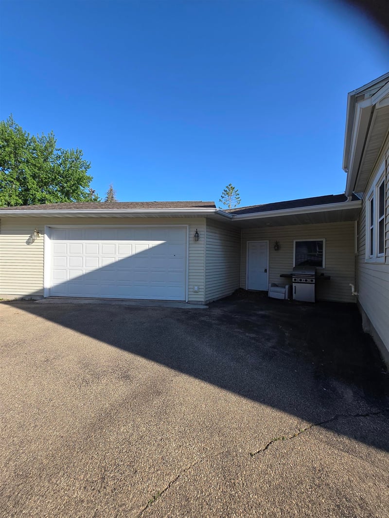 139 5th St, Hilbert, WI 54129