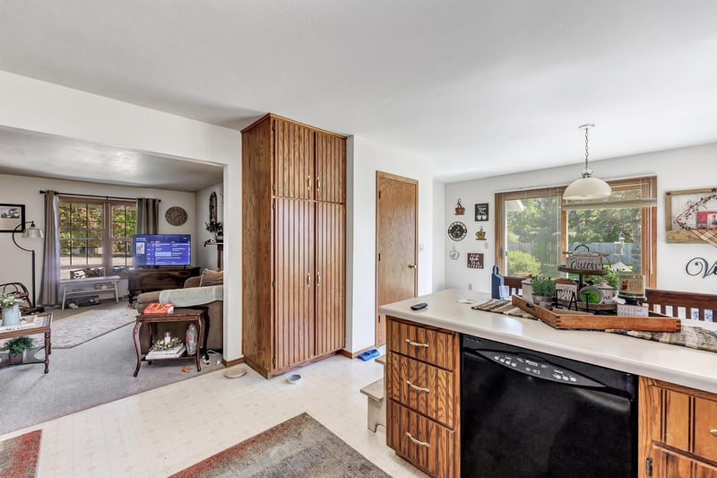 1633 Ponderosa Ave, Green Bay, WI 54313-6062