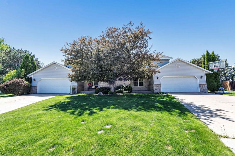 1633 Ponderosa Ave, Green Bay, WI 54313-6062