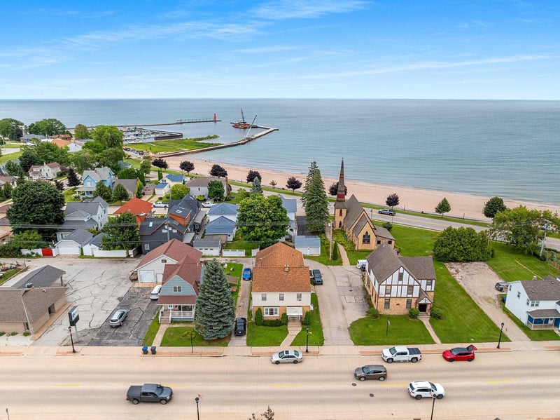 800 4th St, Algoma, WI 54201