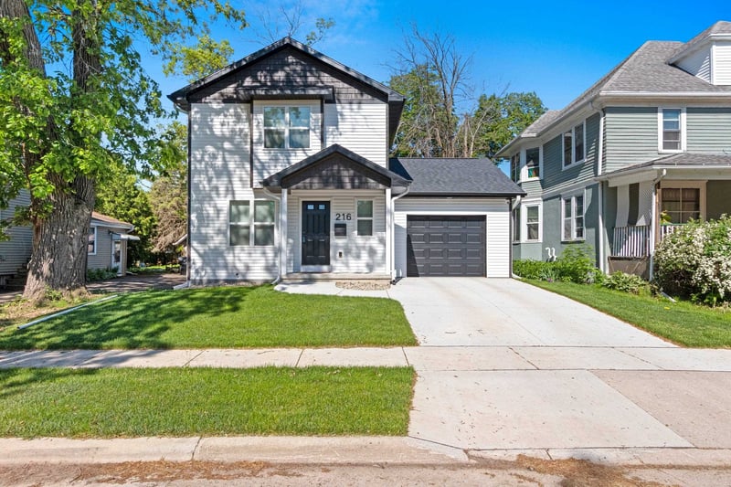 216 4th St, Neenah, WI 54956-2739