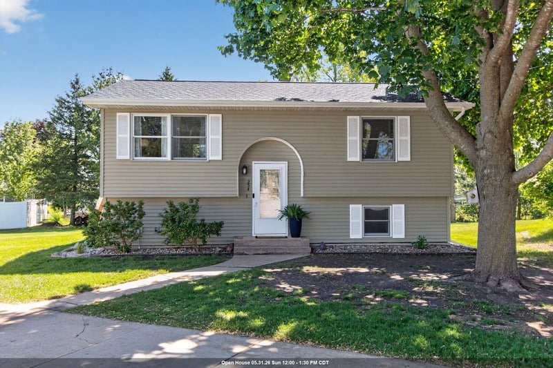 254 Lakeview Ct, Hortonville, WI 54944
