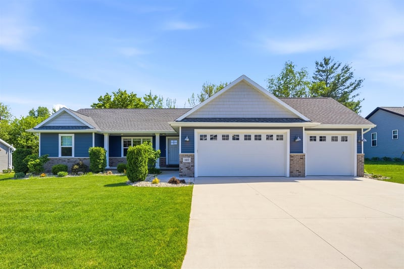 107 Brookwood Dr, Hortonville, WI 54944