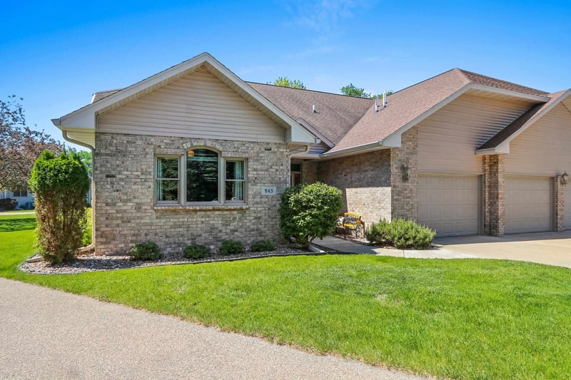 945 Brighton Dr, Menasha, WI 54952