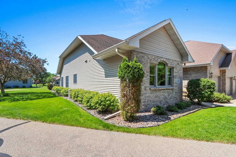 945 Brighton Dr, Menasha, WI 54952