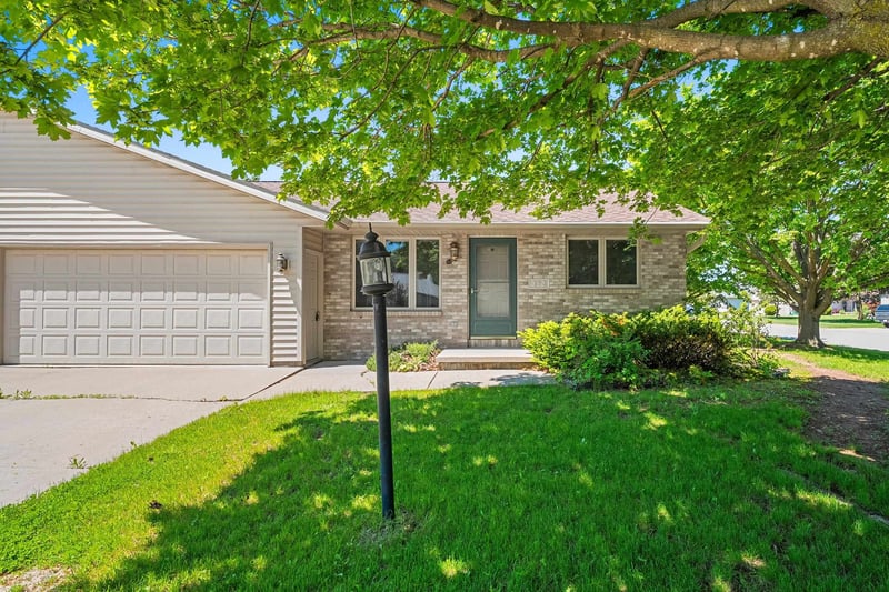 350 Sharla St, Wrightstown, WI 54180-1168