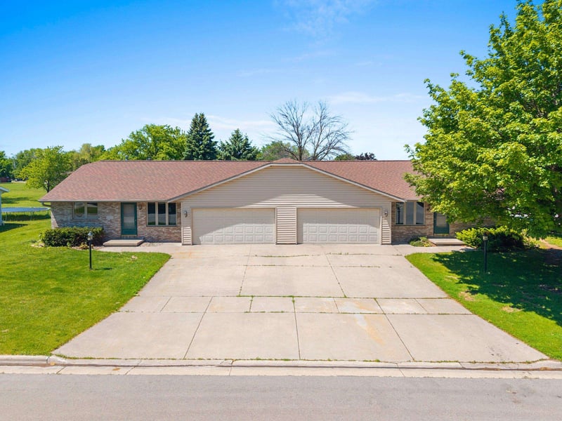 350 Sharla St, Wrightstown, WI 54180-1168