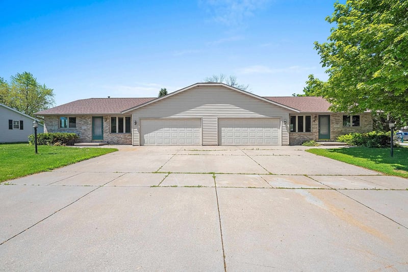 350 Sharla St, Wrightstown, WI 54180-1168