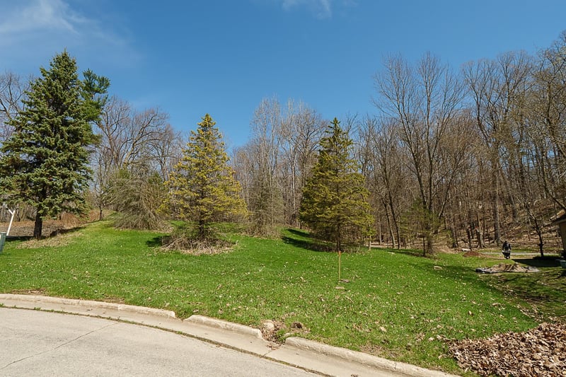 Wood Oaks Cir, Green Bay, WI 54302