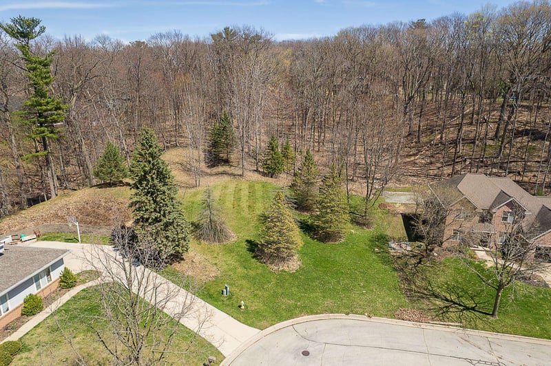 Wood Oaks Cir, Green Bay, WI 54302