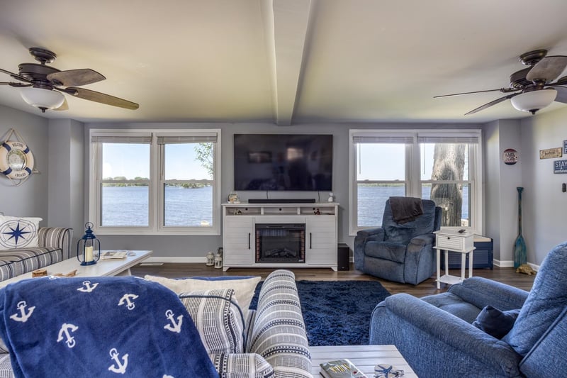 2432 Hickory Ln, Oshkosh, WI 54901-2522