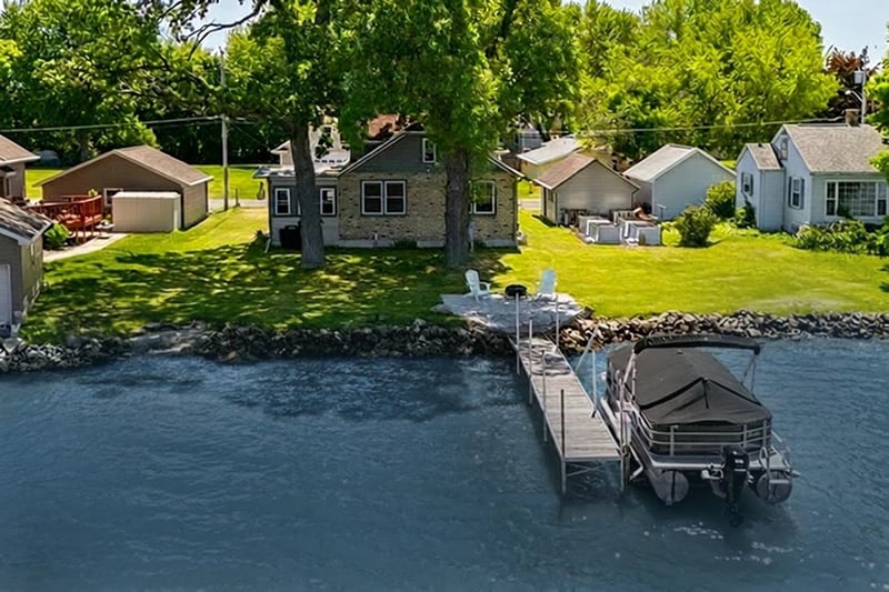 2432 Hickory Ln, Oshkosh, WI 54901-2522