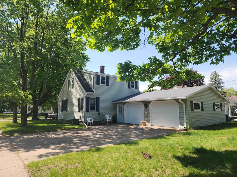 1020 Smalley St, Shawano, WI 54166-3232