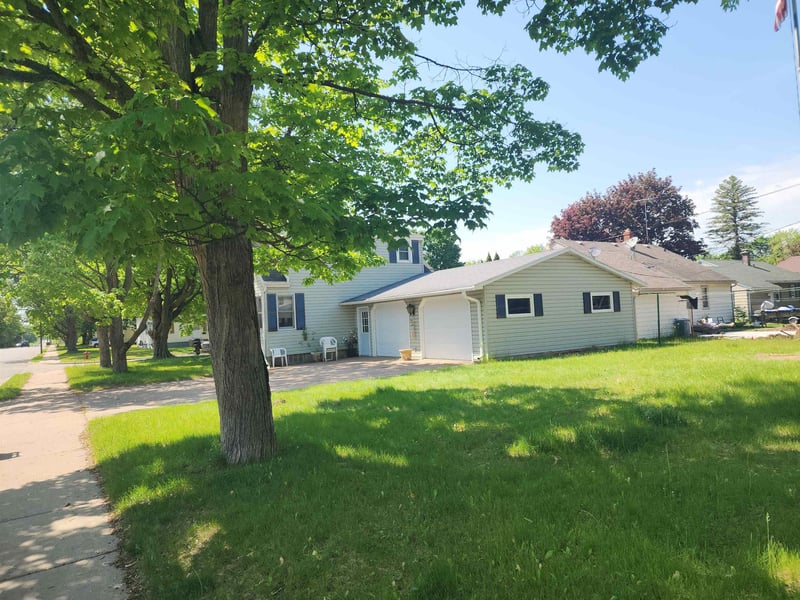 1020 Smalley St, Shawano, WI 54166-3232