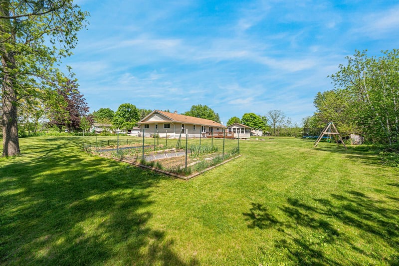 2987 Shady Ln, Neenah, WI 54956-9509