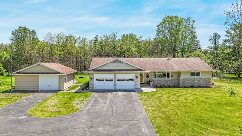 2987 Shady Ln, Neenah, WI 54956-9509