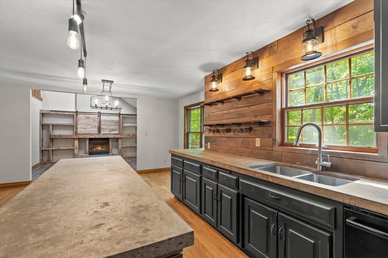 2752 Woodland Hills Ct, Green Bay, WI 54311