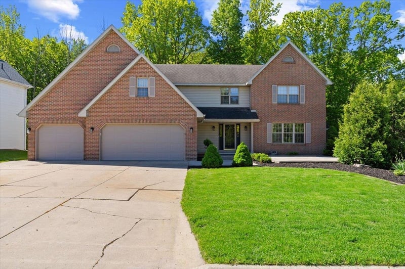 2752 Woodland Hills Ct, Green Bay, WI 54311