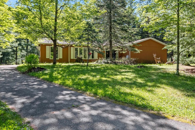 N6814 Springbrook Rd, Cecil, WI 54111