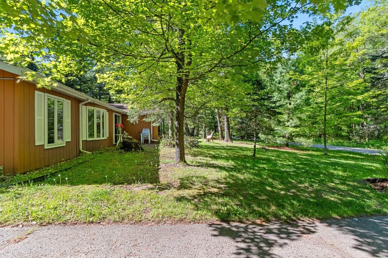 N6814 Springbrook Rd, Cecil, WI 54111