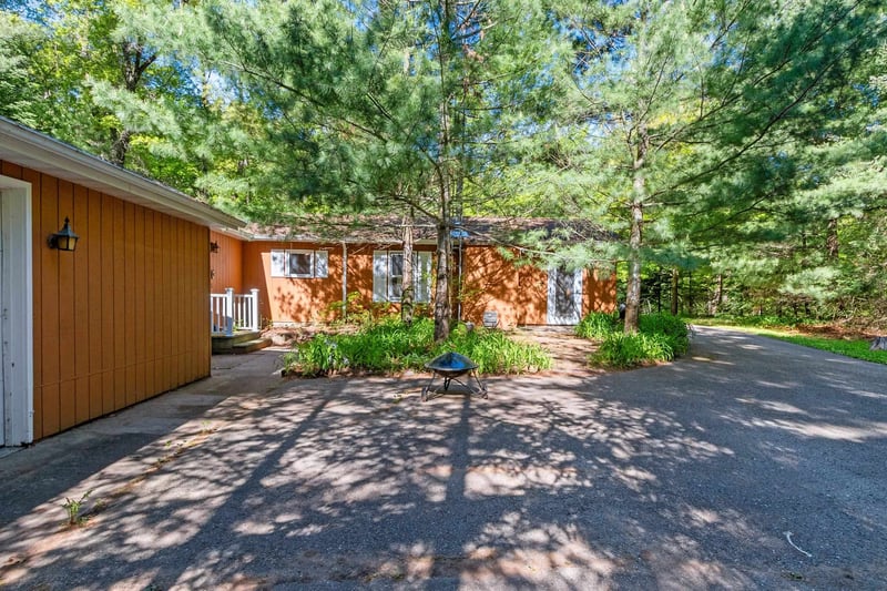 N6814 Springbrook Rd, Cecil, WI 54111