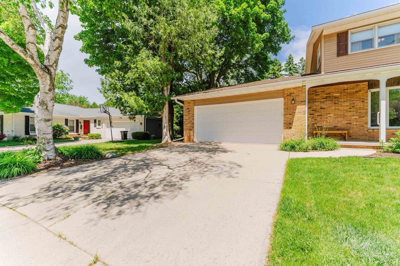 1040 Maricopa Dr, Oshkosh, WI 54904-8117