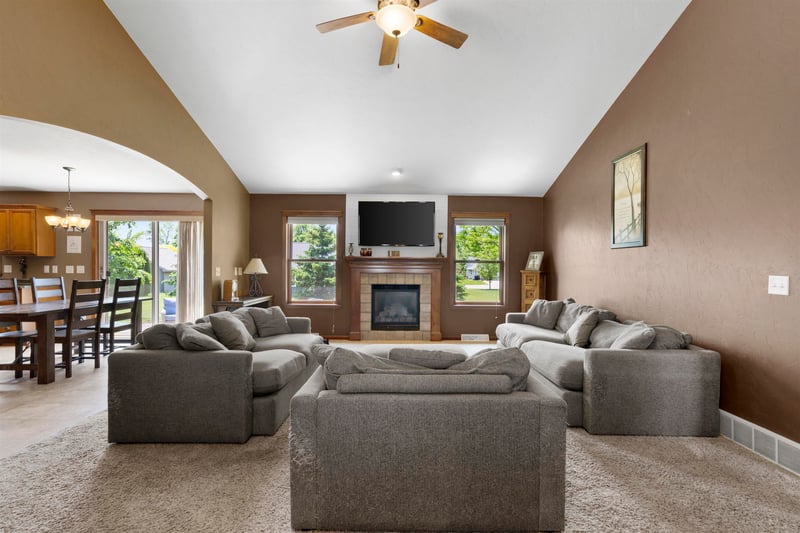 W7133 Englewood Dr, Greenville, WI 54942-8108