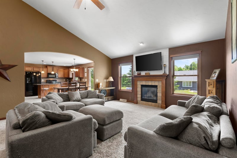 W7133 Englewood Dr, Greenville, WI 54942-8108