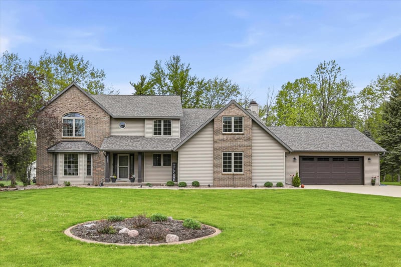 3296 Pioneer Dr, Green Bay, WI 54313