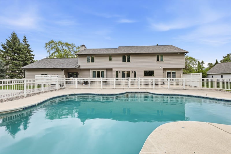 3296 Pioneer Dr, Green Bay, WI 54313