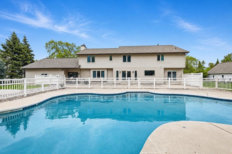 3296 Pioneer Dr, Green Bay, WI 54313