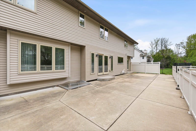 3296 Pioneer Dr, Green Bay, WI 54313