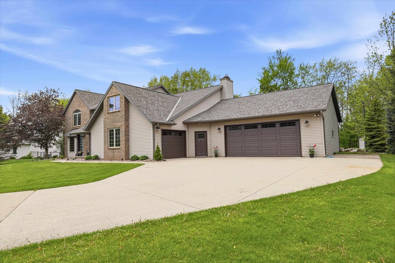 3296 Pioneer Dr, Green Bay, WI 54313